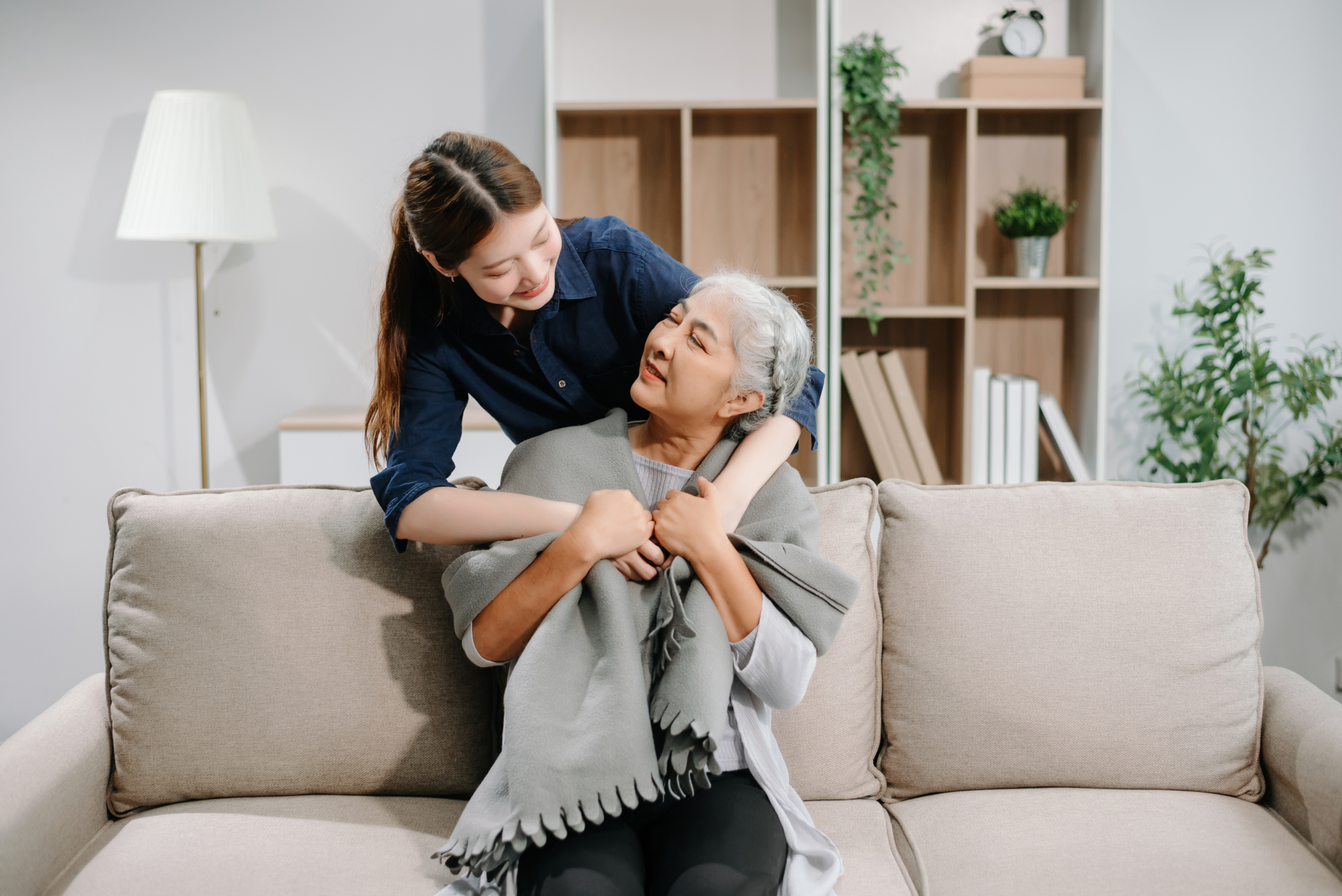 How to Help a Loved One Adjust to Assisted Living in Los Angeles (First 90 Days Guide)